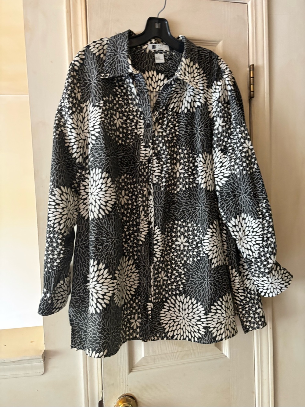 Black & White Floral Button-Front Women's blouse